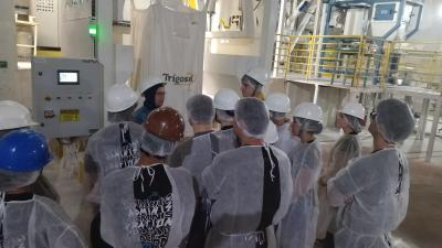 Estudantes de Guaraniaçu visitam Moinho Coprossel e conhecem processo de industrialização do trigo